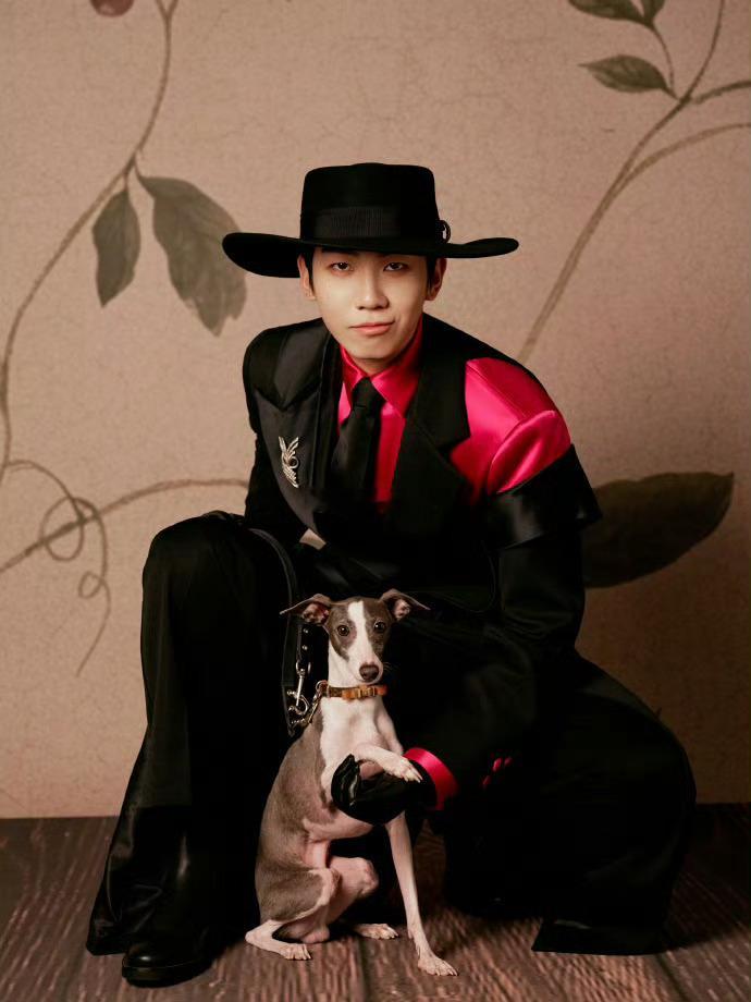 白举纲真不考虑出cos吗 家人们谁懂啊！白举纲的cos潜力已经快溢出屏幕啦！他自