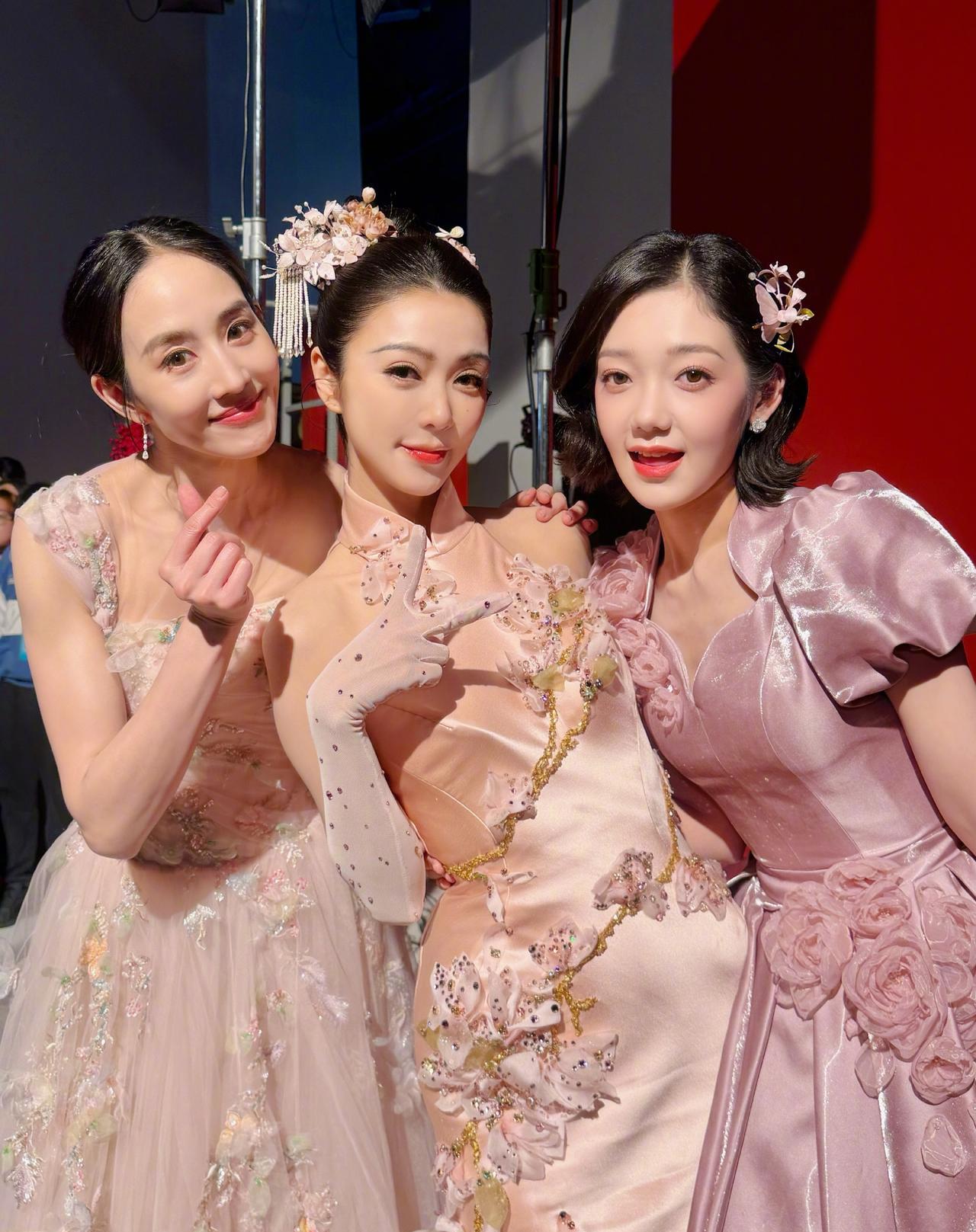 春晚舞台，有三位女星打破了时间界限：80后张钧甯、薛凯琪，和95后希林娜依·高。