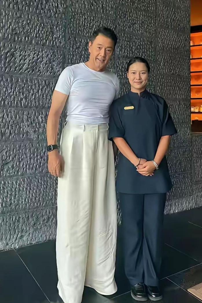 他有这么高吗？在电视里看着也不那么高啊，这气质真的亮眼。
 
站在那里腰背笔直，