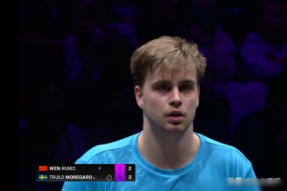 被骂了3年的“平庸教练”，今天把欧洲冠军摁在地上打。
第三局局中，温瑞博攥着球