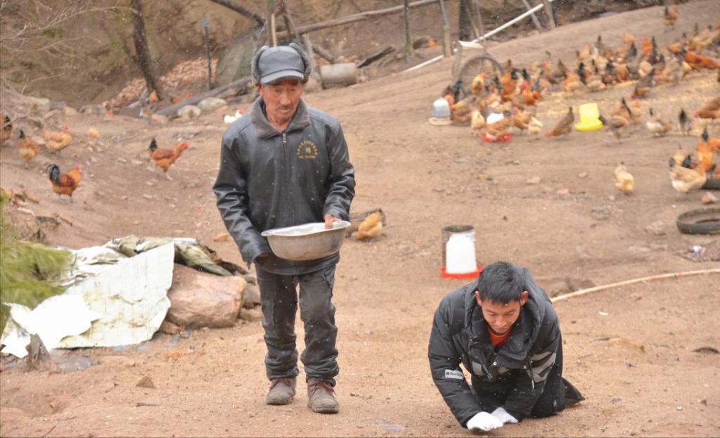 生来报恩！”河南一对夫妻生下残疾儿子不想要，于是，他们将儿子扔在草丛里。谁料，村