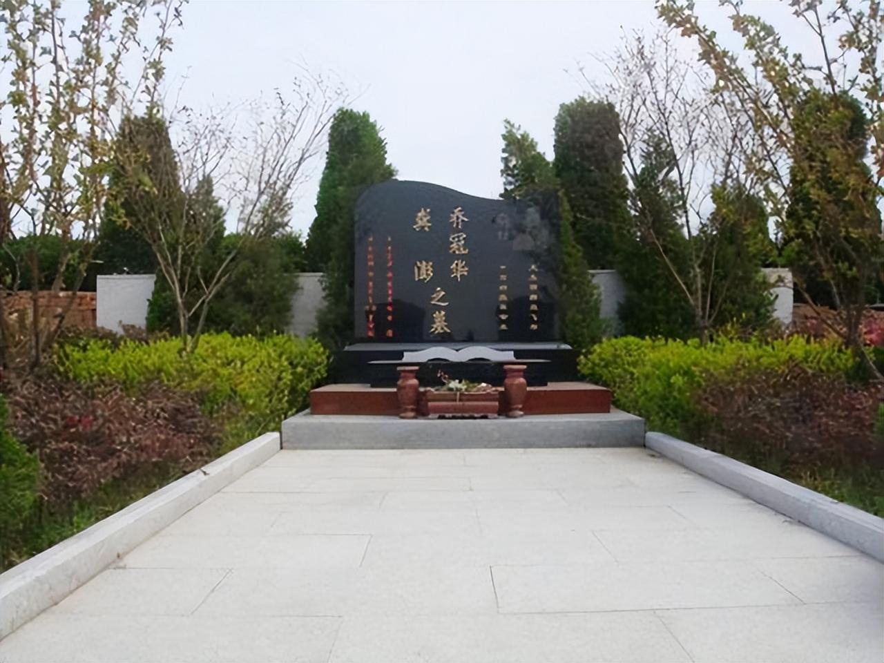 1985年乔冠华归葬故乡盐城遭到拒绝，妻子章含之无奈之下找到一个人帮忙，此人在当