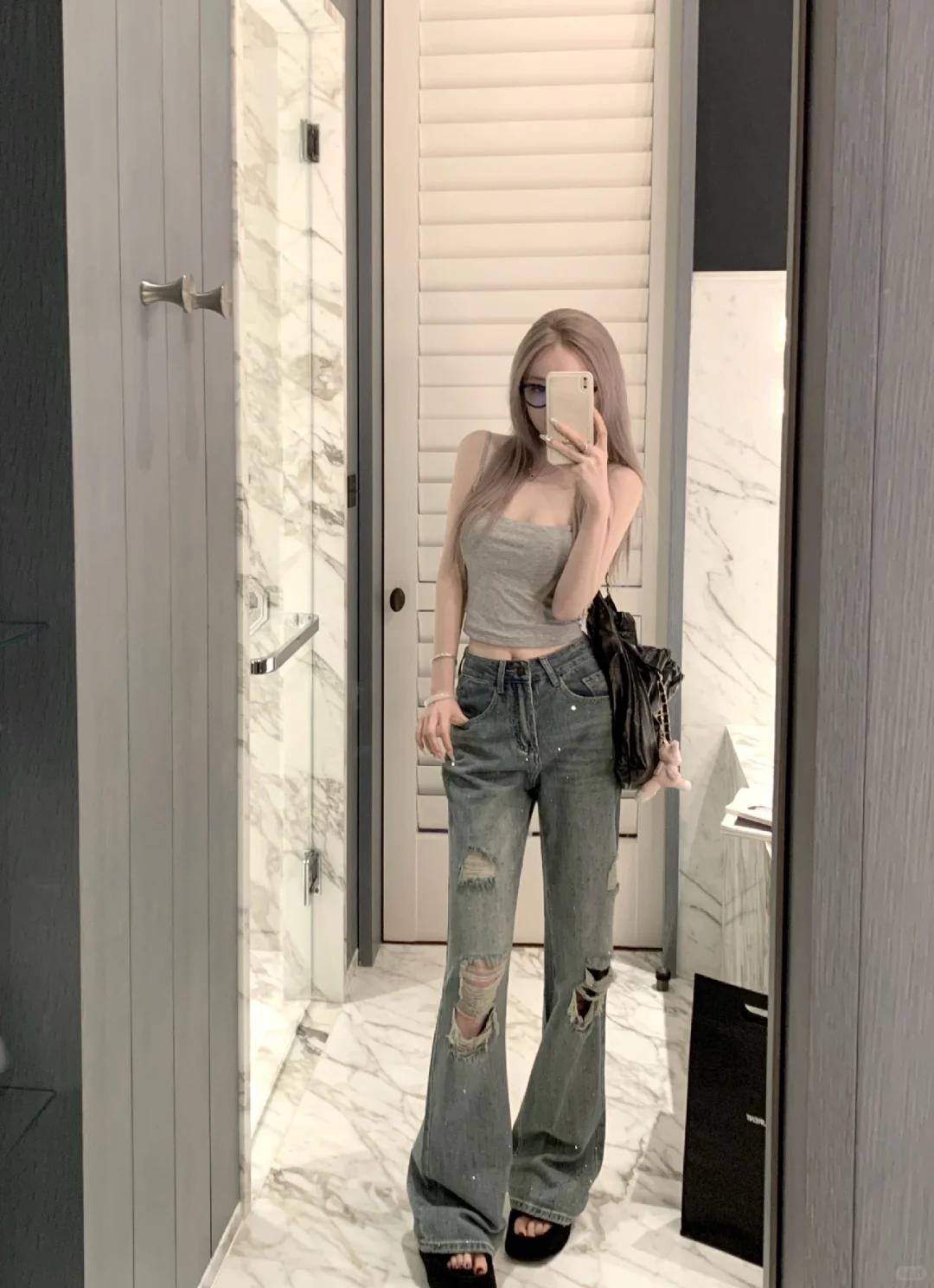 #夏日生活打卡季#👗灰调魅力，随性不羁的时尚宣言！👖
灰色小吊带，简约中透着