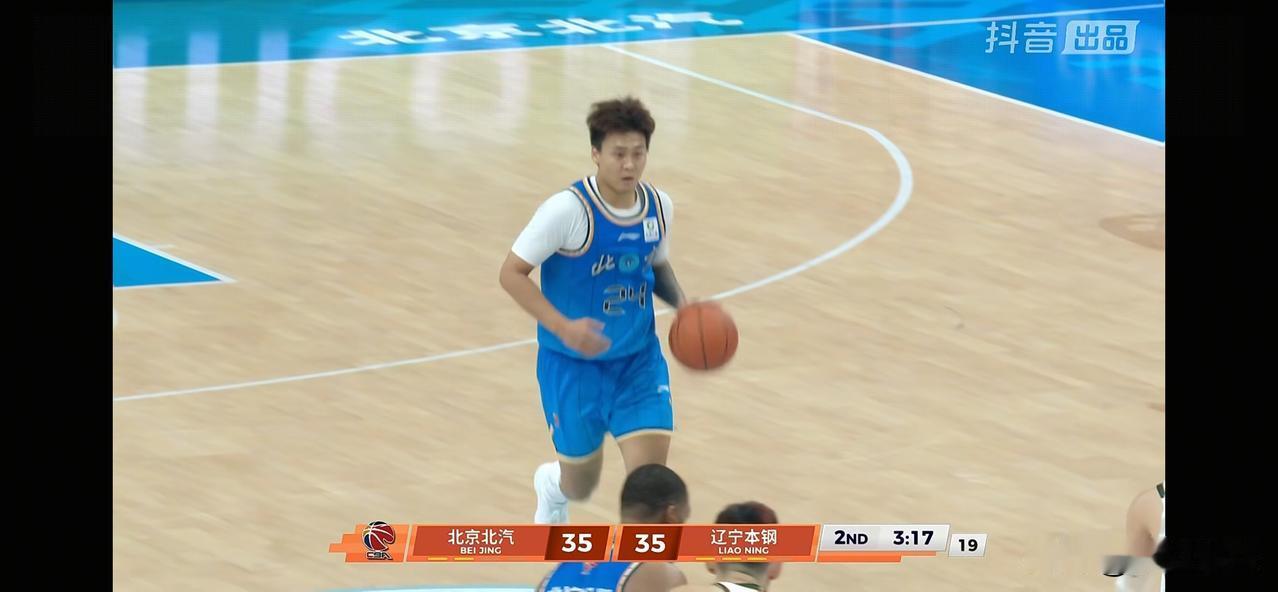 辽宁男篮客场挑战北京男篮半场比赛已经结束，北京男篮凭借陈盈骏半场结束前的压哨两分