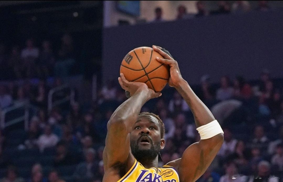 东契奇复出44分NBA杯小组赛，湖人今日客场对阵灰熊。比赛战至第四节，湖人球星东