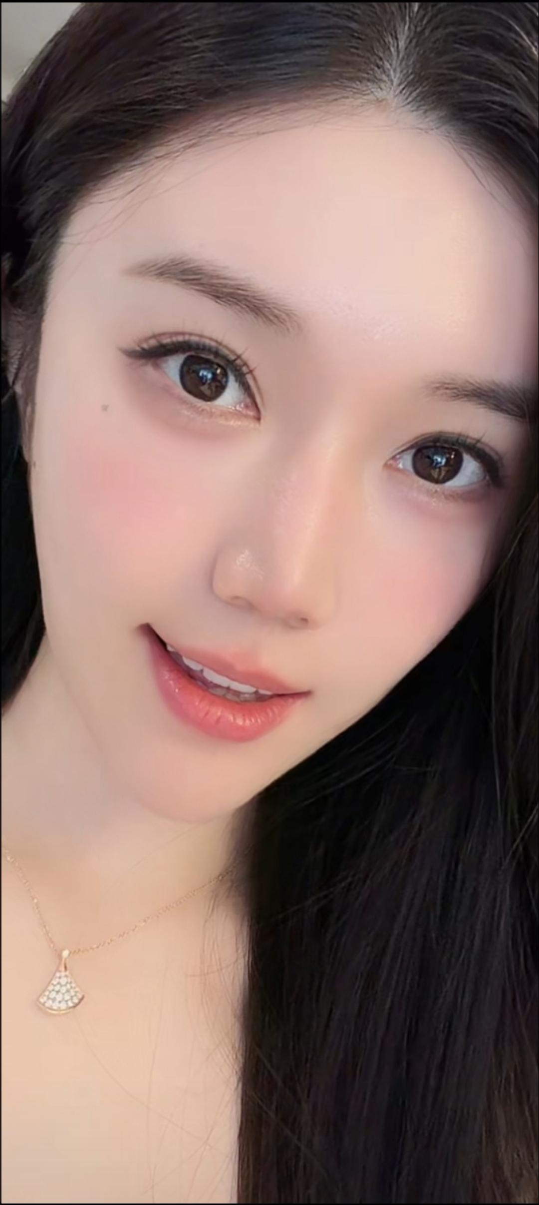 这位小姐姐笑起来好甜啊！