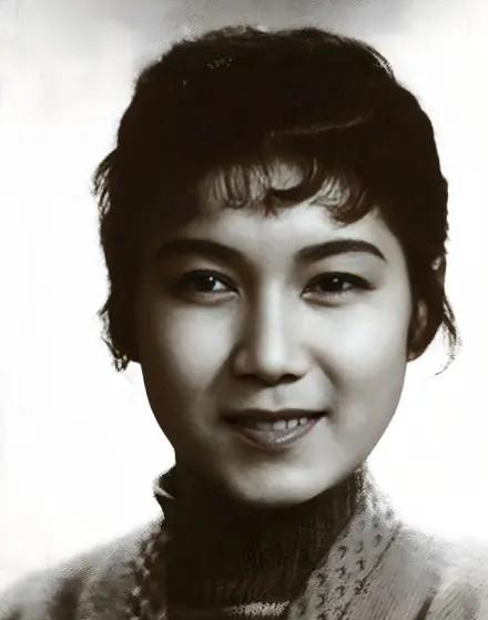 1952年的一天，齐白石已经快90岁了，他不知哪里来的力气，一把将25岁的新凤霞