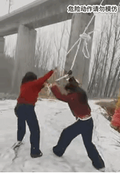 这活动最好中午玩，因为早晚会掉水里！