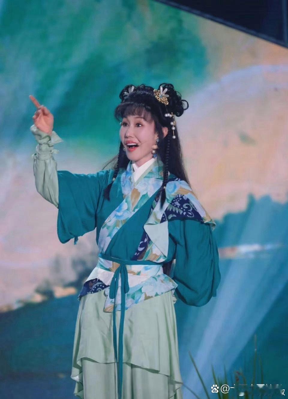 以前看《新白娘子传奇》，没觉得碧莲多好看，可是三十年过去了，人家保养得是真好，咋