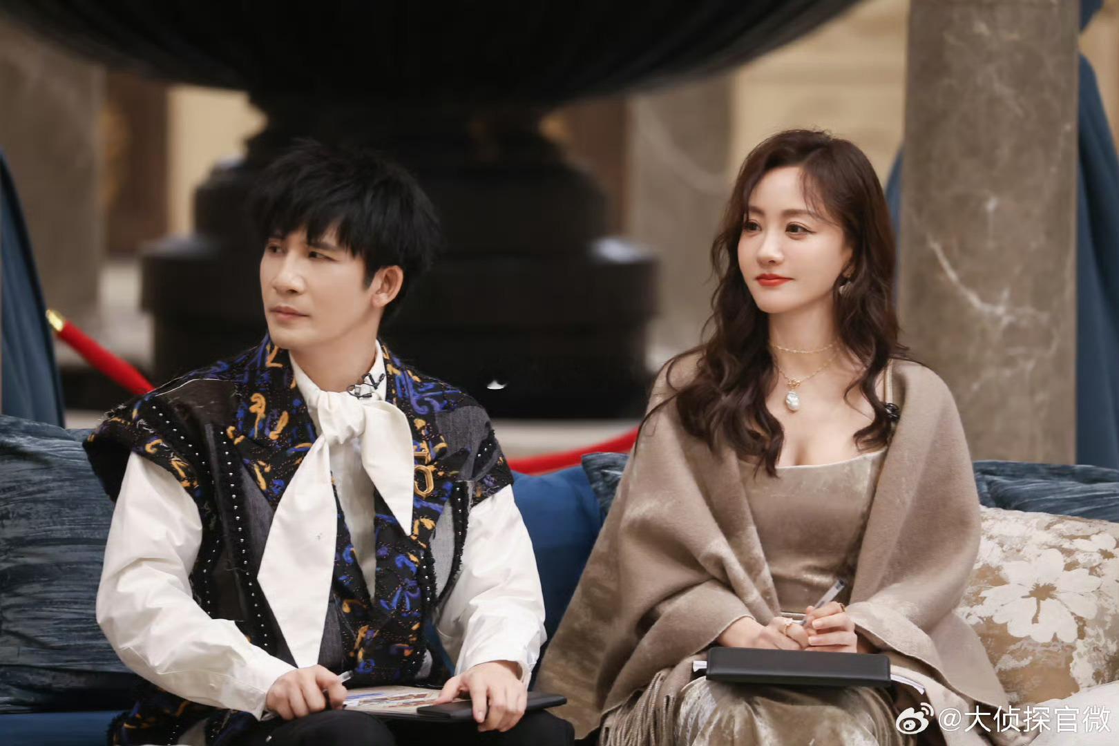 大侦探超前聚会高清剧照大侦探  奢华山庄里，水晶吊灯映着每个人眼底的算计。大张伟