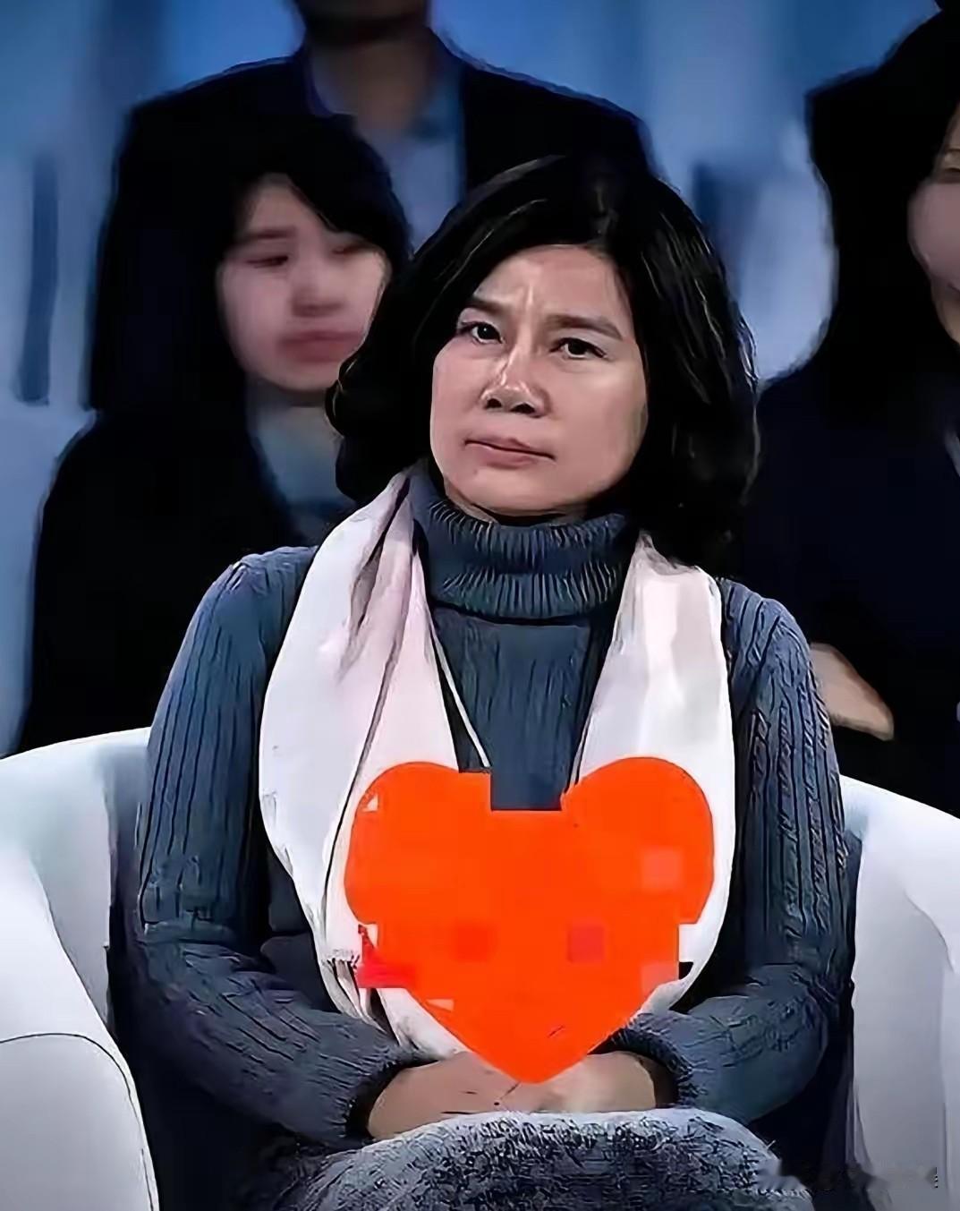 董明珠又赢了，赢得很孤独。美的签了，小米签了，海尔签了，19家企业围坐一桌，签下
