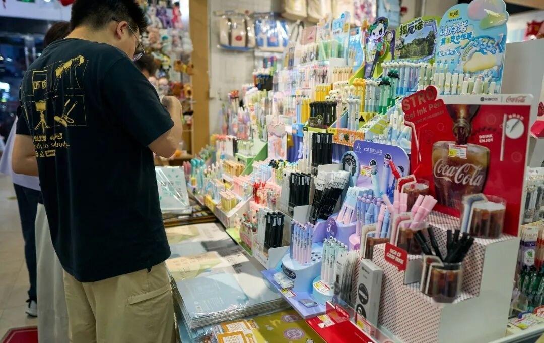 宁波文具产业从乡间作坊起步，2005年获“中国文具之都”称号。如今集聚2500余