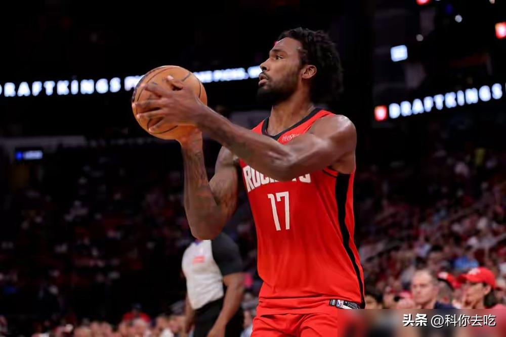 申京36+14伊森回暖，火箭队领先形势暂稳，但悬念如影随形。
比赛一瞬，申京迎