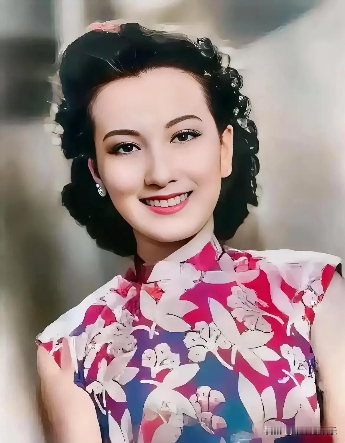 她是民国时期的巨星，被誉为民国第一美女，顶级歌后，有天籁般的嗓音，是中国最早的两