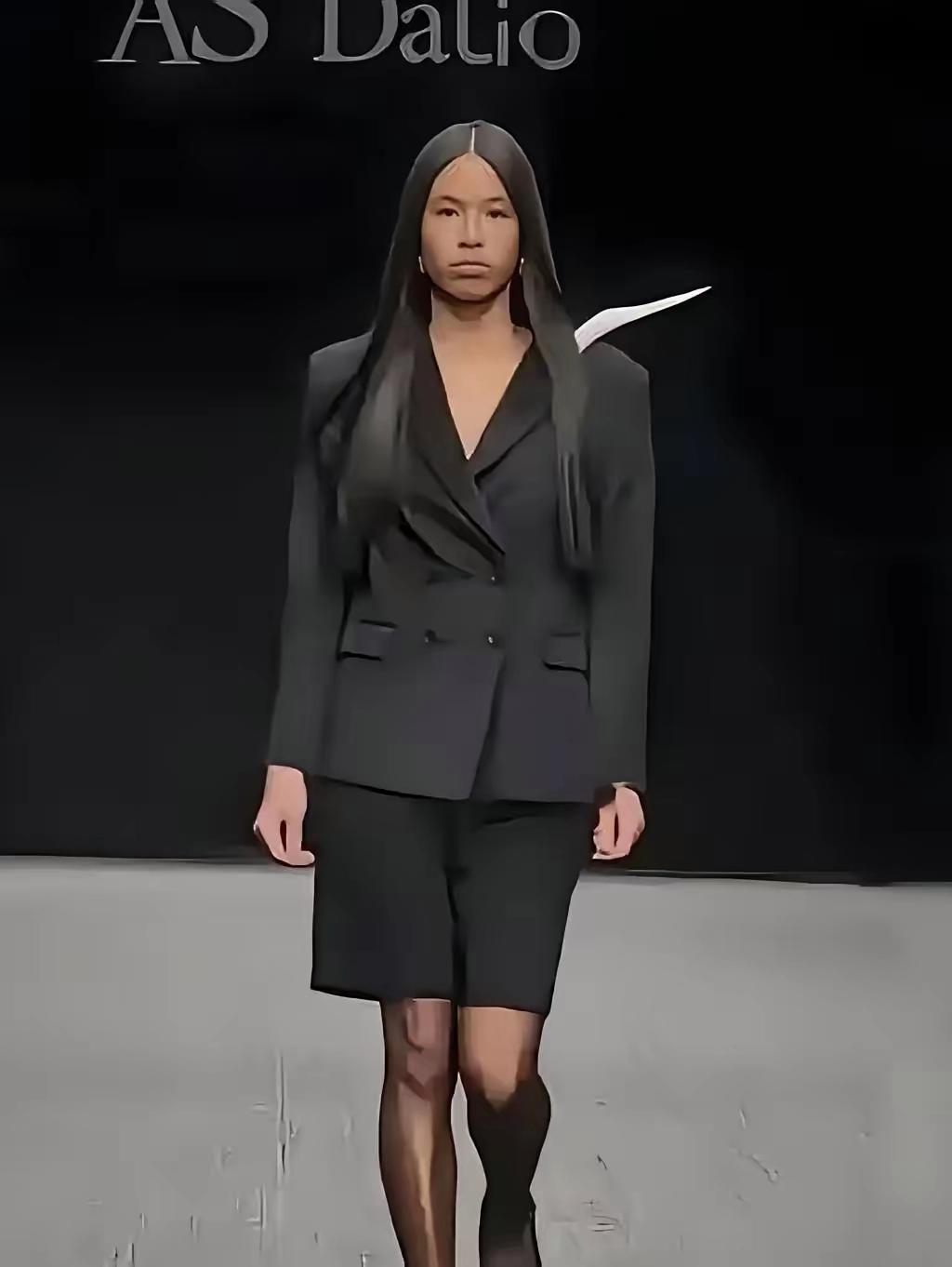 张庭女儿亮相巴黎时装周 ，被称东方黑天鹅，早年她因肤色和五官风格被网友吐槽颜值普