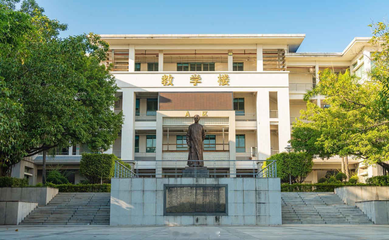 自勷勤启航，九十二载以奋斗开新篇。
深耕杏坛，严谨治学筑牢学术根基。
探索新途，