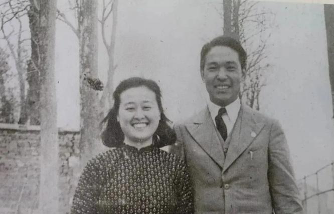 1963年，女作家聂华苓的母亲大限将至，她小声央求道：“妈快不行了，就求你这一桩