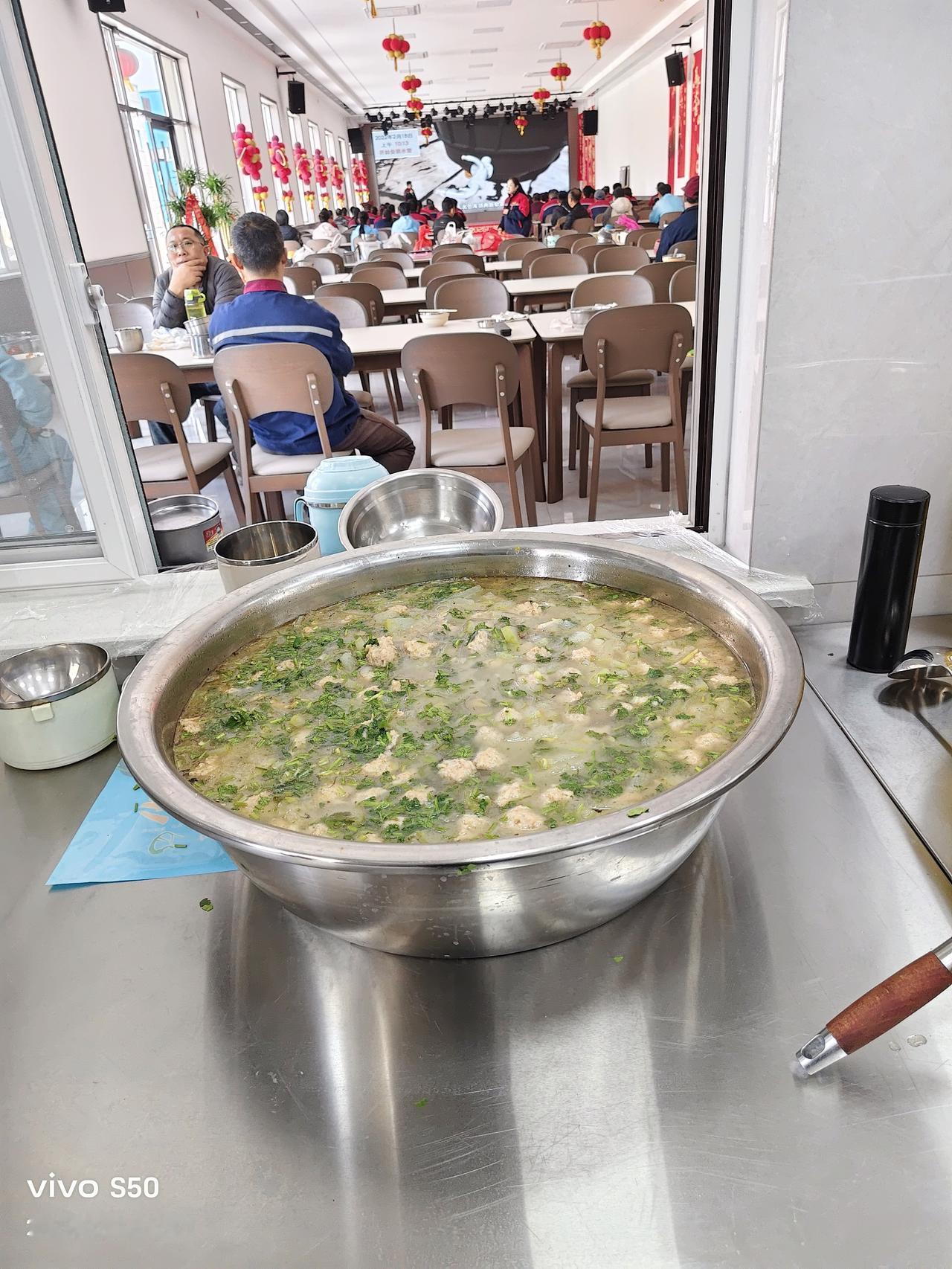 本来年前就辞职了，准备在家全职给老公和儿媳妇做饭。
可公司餐厅一时找不到人，又央