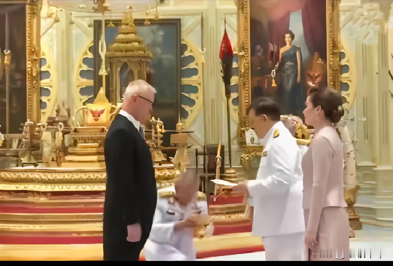泰国国王在接他国使节递交的国书时，与别国元首不同是携带王后出席，我们通常看到是国