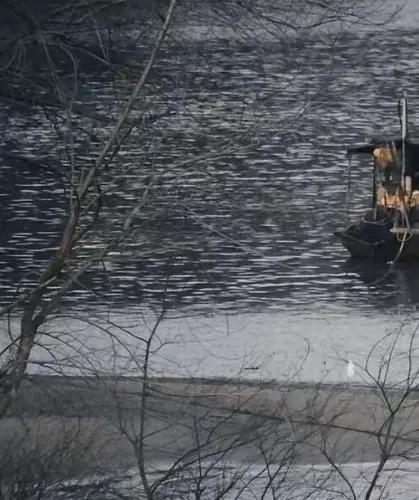 元代有个画家，叫黄公望，他79岁高龄时，一天独自在江边作画，突然被觊觎他的仇家从