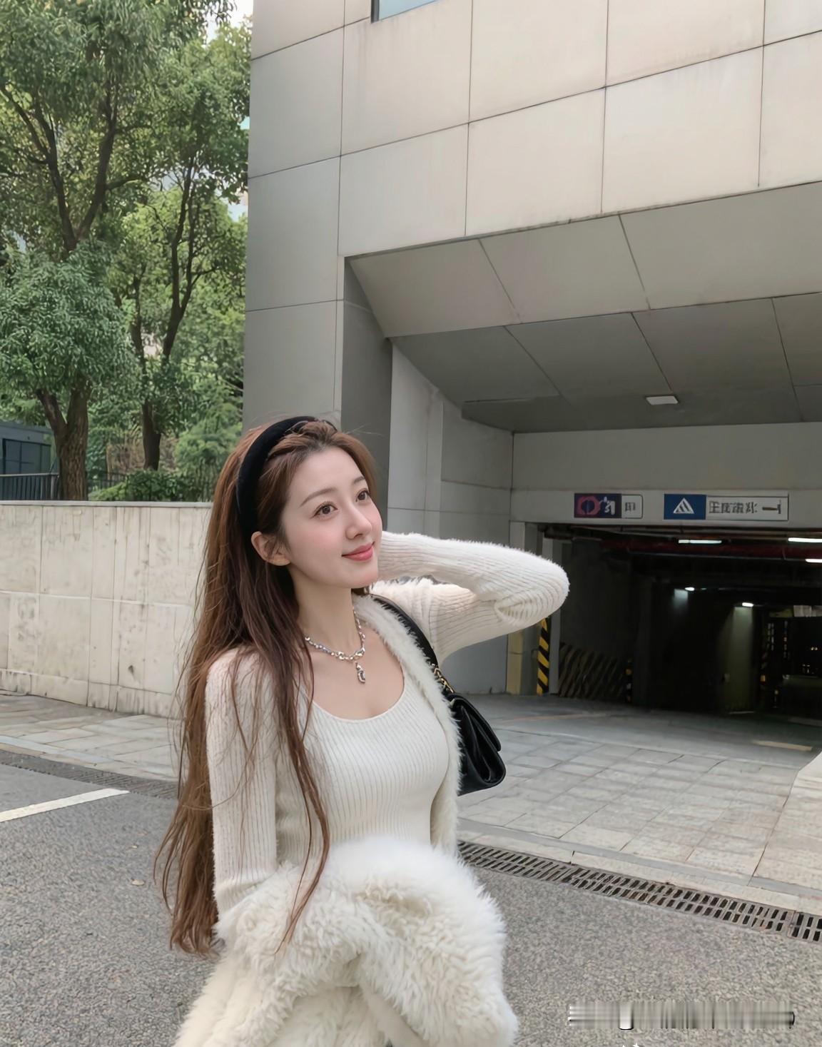 有人说，
少女勾心，
少妇勾魂，
可到头来，
真正被勾走的，
往往是你的钱、时间