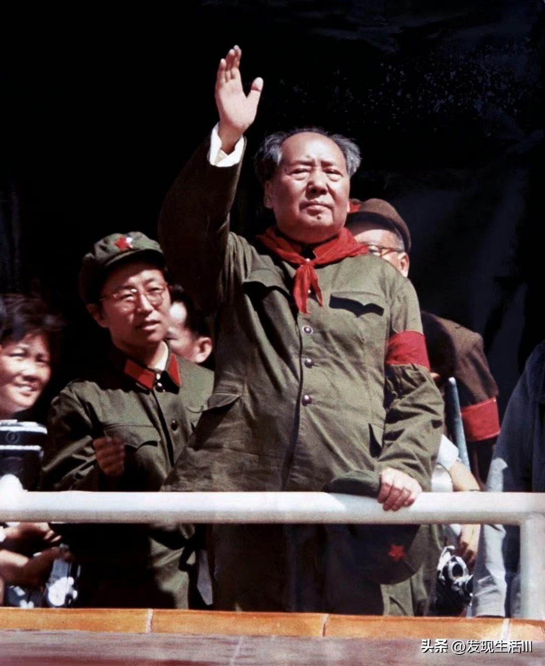 1966年8月18日，北京天安门城楼，领袖第一次接见来自全国各地的红卫兵。

他