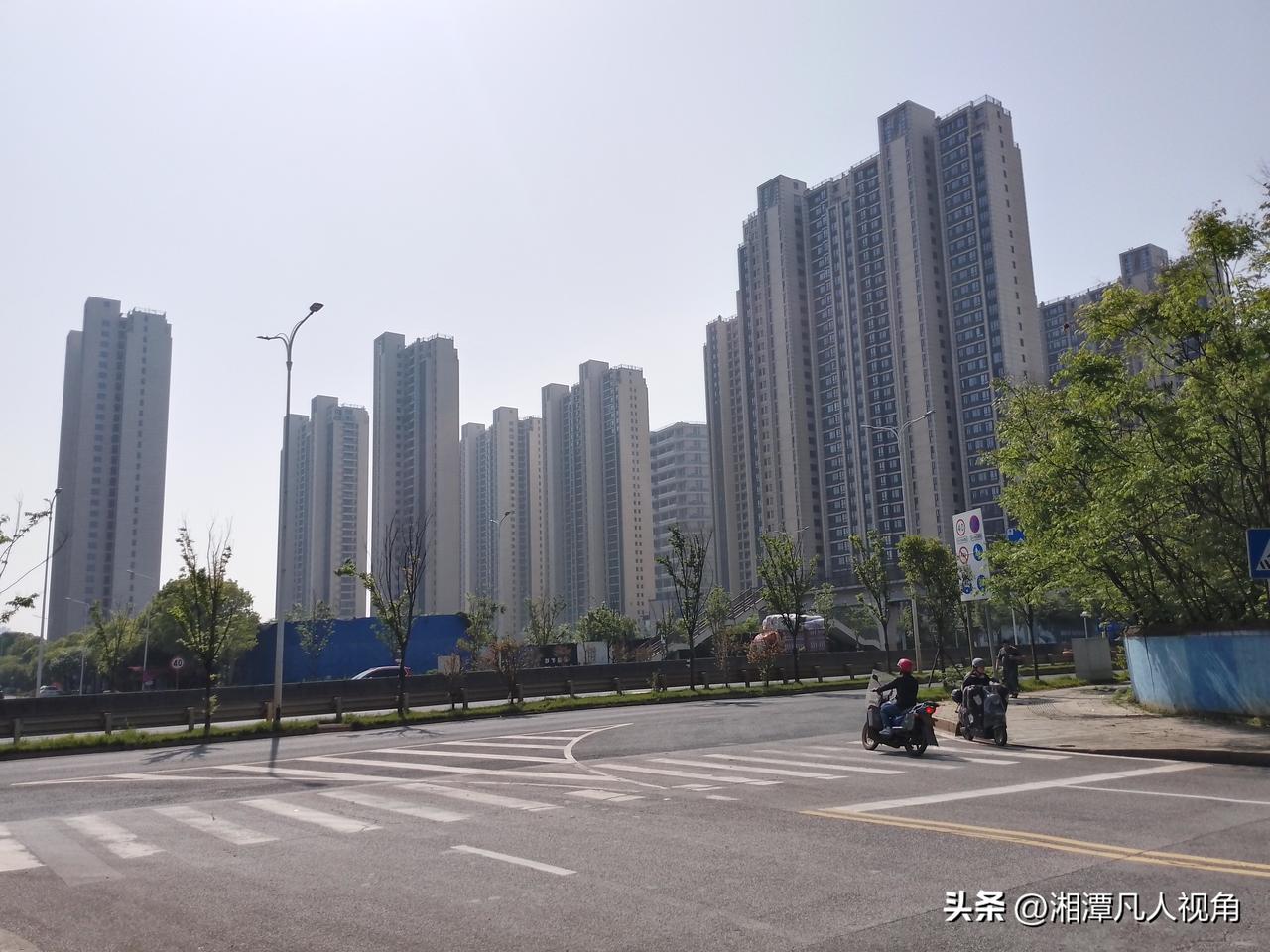 多好的房子，可惜没多少人住。
湘潭九华还有很多房子没人住，像这个小区，建成也就几