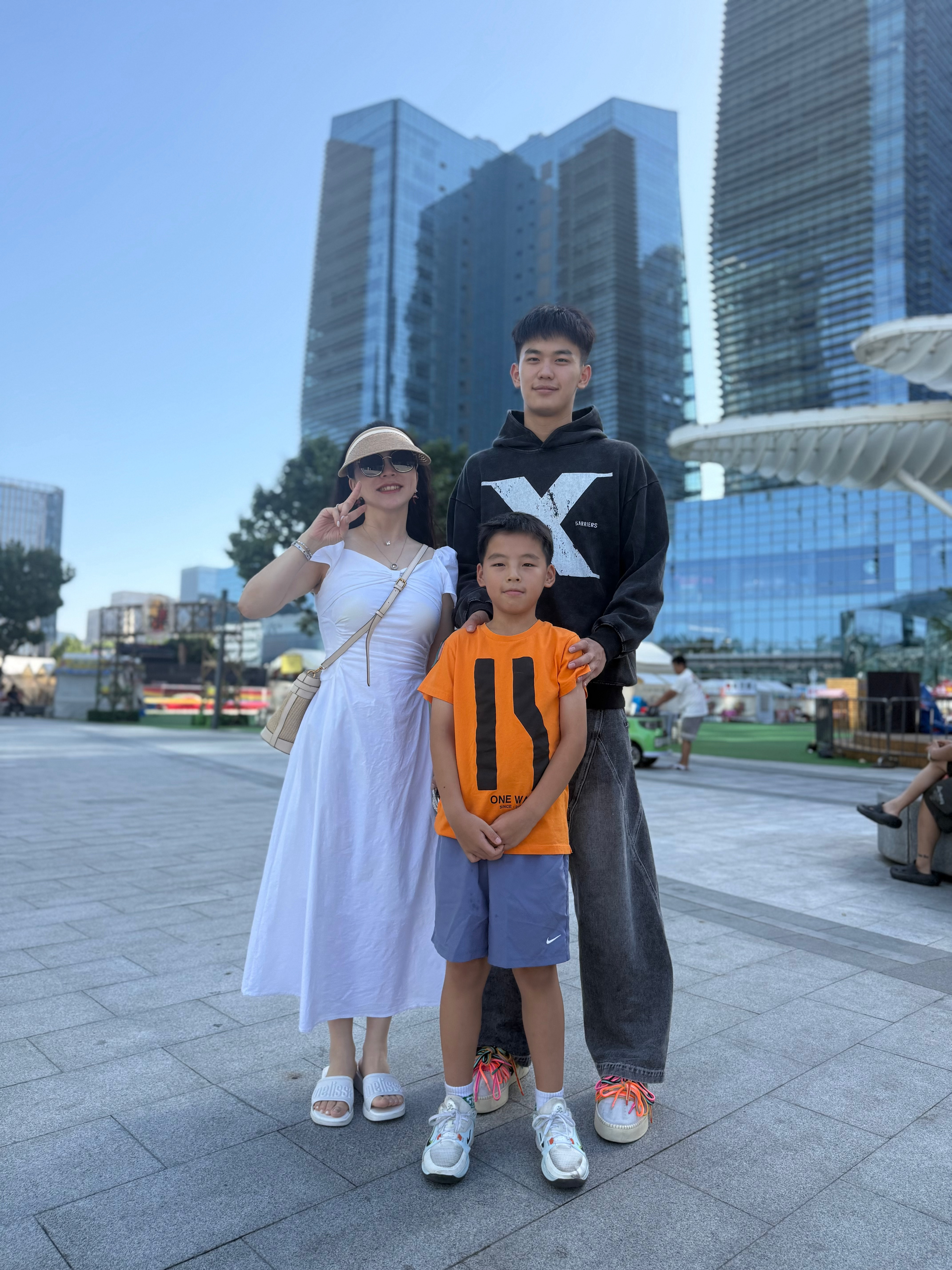 不变的洪老师，和长大了的亲儿子与干儿子。 ​​​