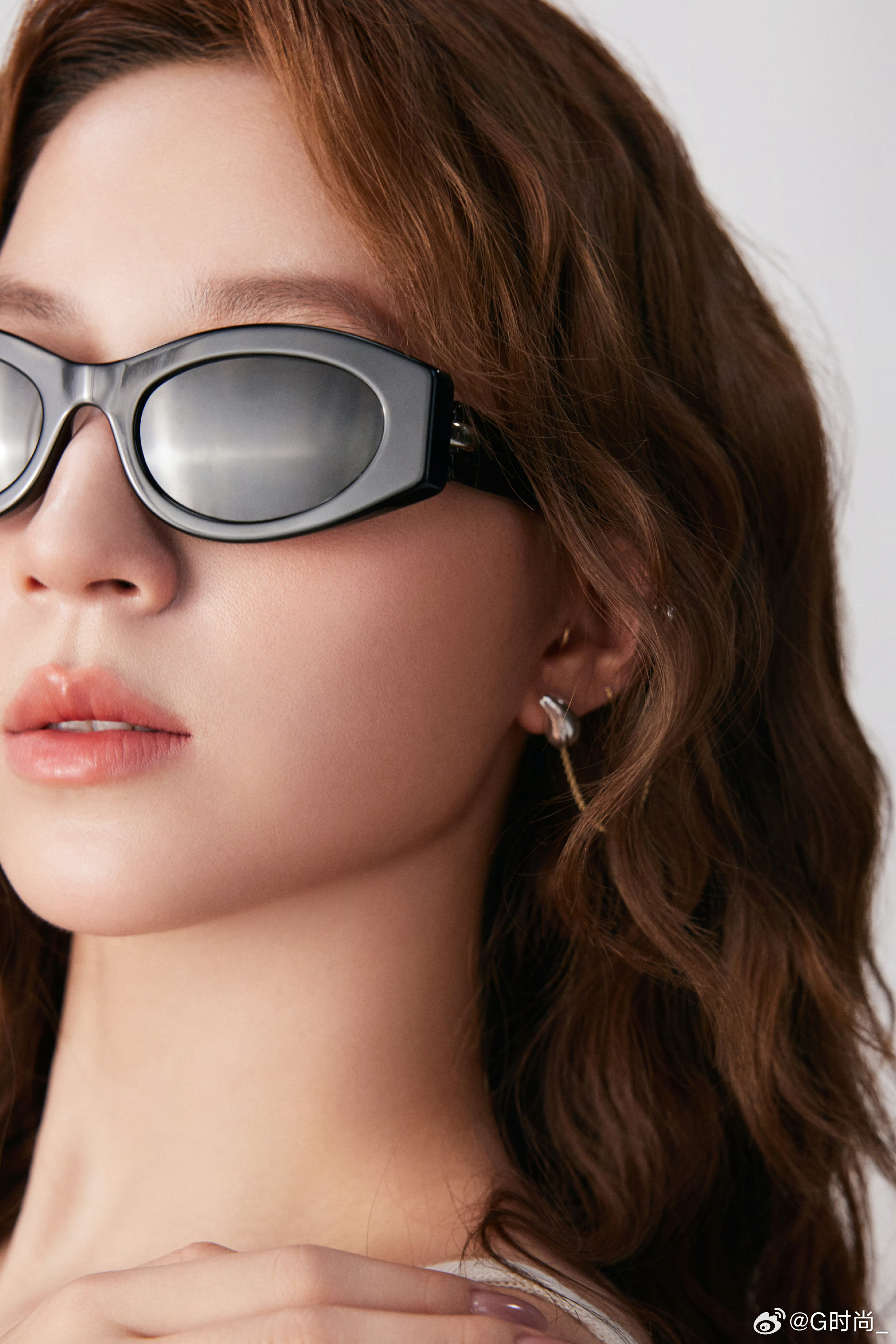 调频朋克FM。歌手搭配TORYBURCH2026早秋系列 REVA PUNK芭蕾