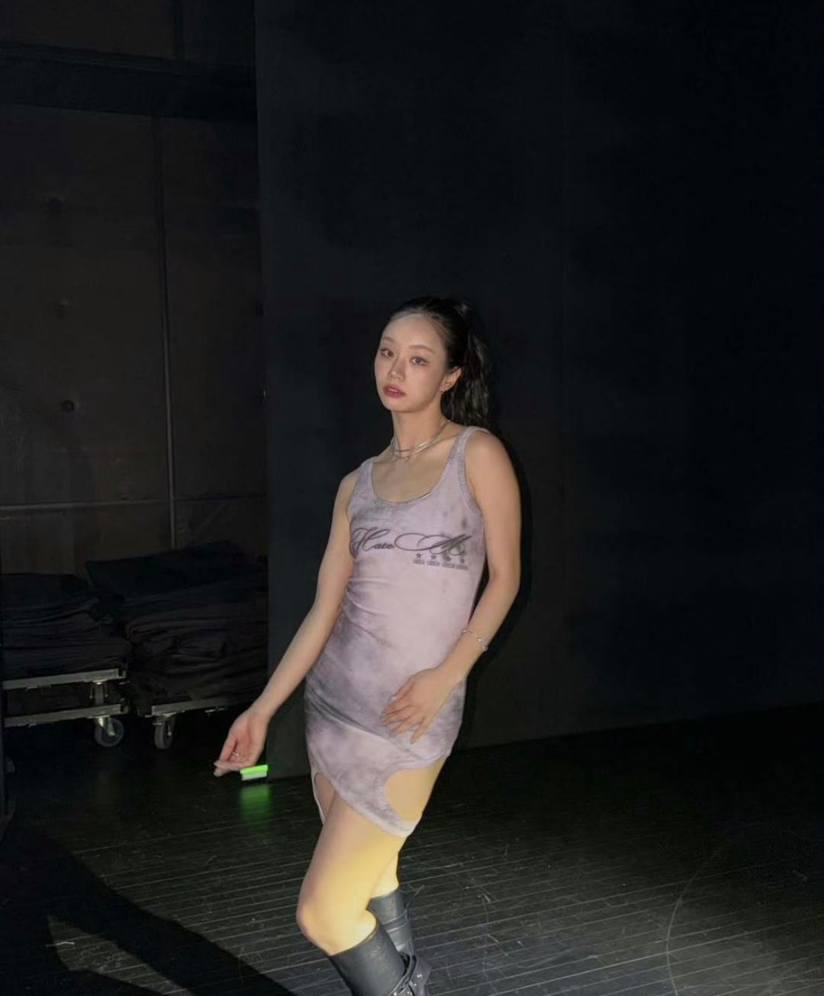 惠利回应有小肚子这个裙子显的她像是怀孕初期肚子还不是很明显但是腰身已经粗了的感觉