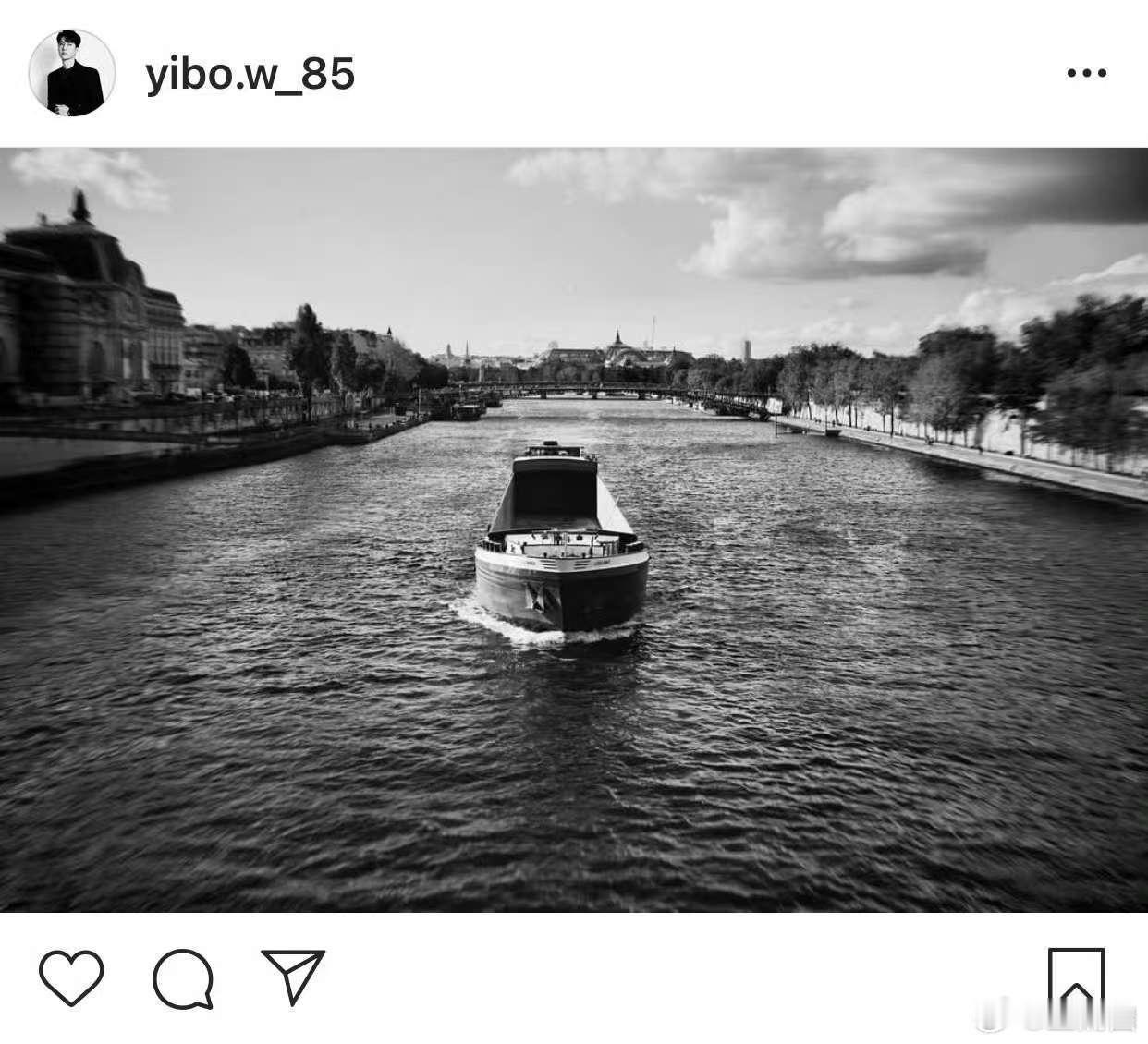 王一博喜欢黑白色调摄影 王一博与搭档史瑞德在怀俄明州的偶遇中，轻松拍摄黑白色调的