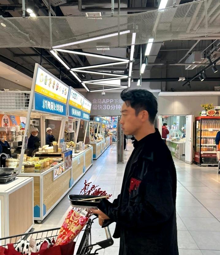 在盒马先生偶﻿遇郑⁠恺了‍﻿，本人真的挺帅，但也是真‎‏﻿的﻿‍矮，身﻿高‎挺﻿