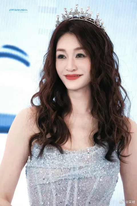 李小冉出发录制新综艺就这个熟人局爽！李小冉出发录制新综艺不想睡的星期五啦！李小冉