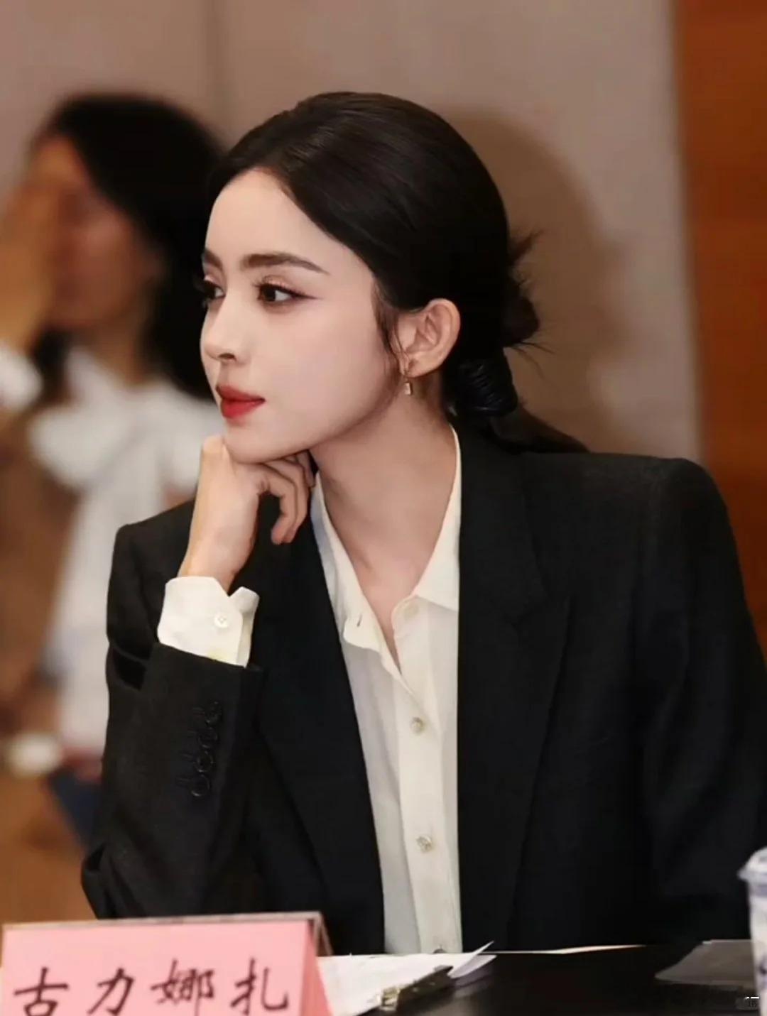 本就喜欢娜扎的颜值，古力娜扎现在更被她的内在打动！央视无滤镜下的从容，对工作的认