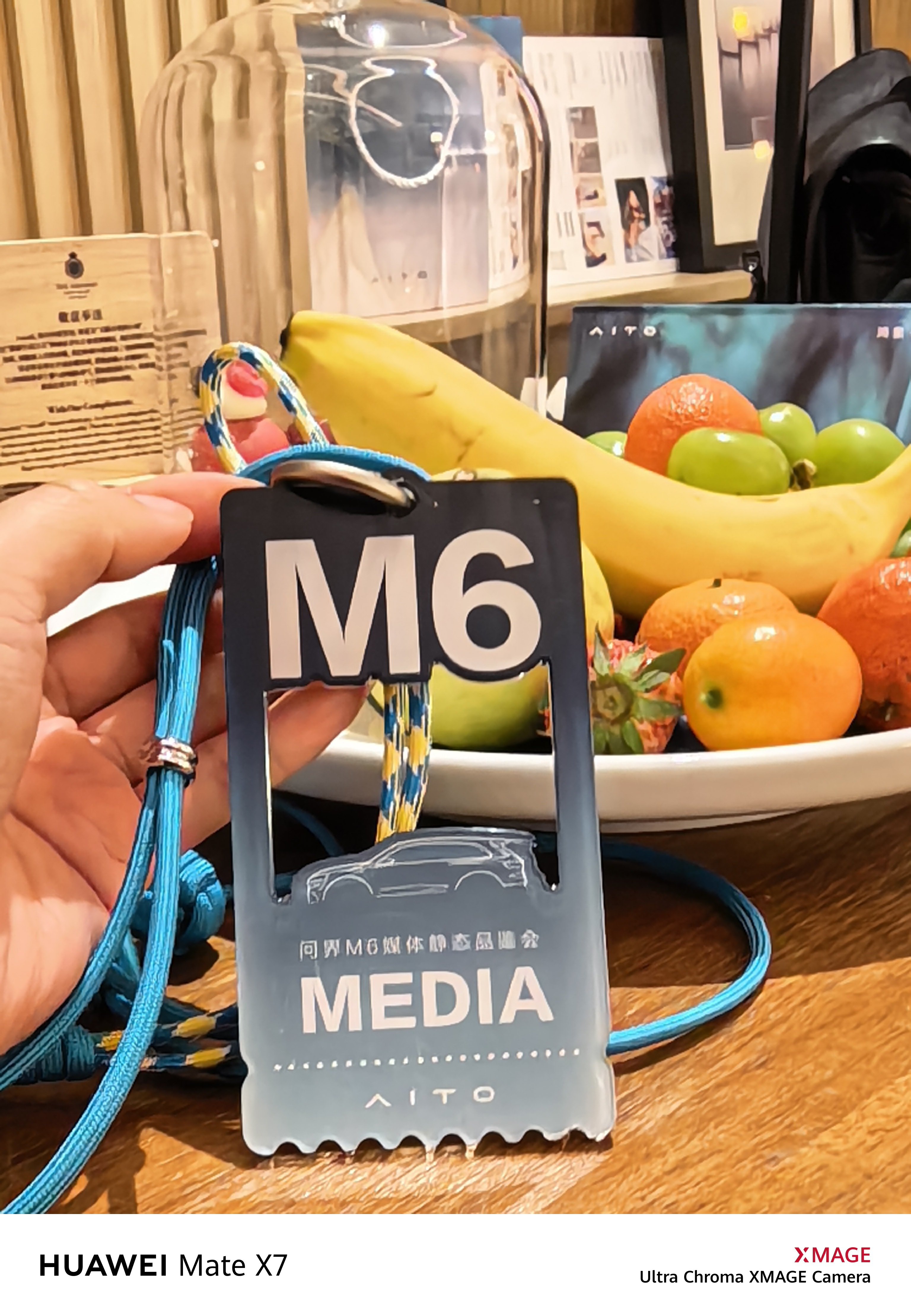 来上海解锁问界M6左撇子喝咖啡，拉花和咖啡杯都是反的，这也只有左撇子才会注意这种