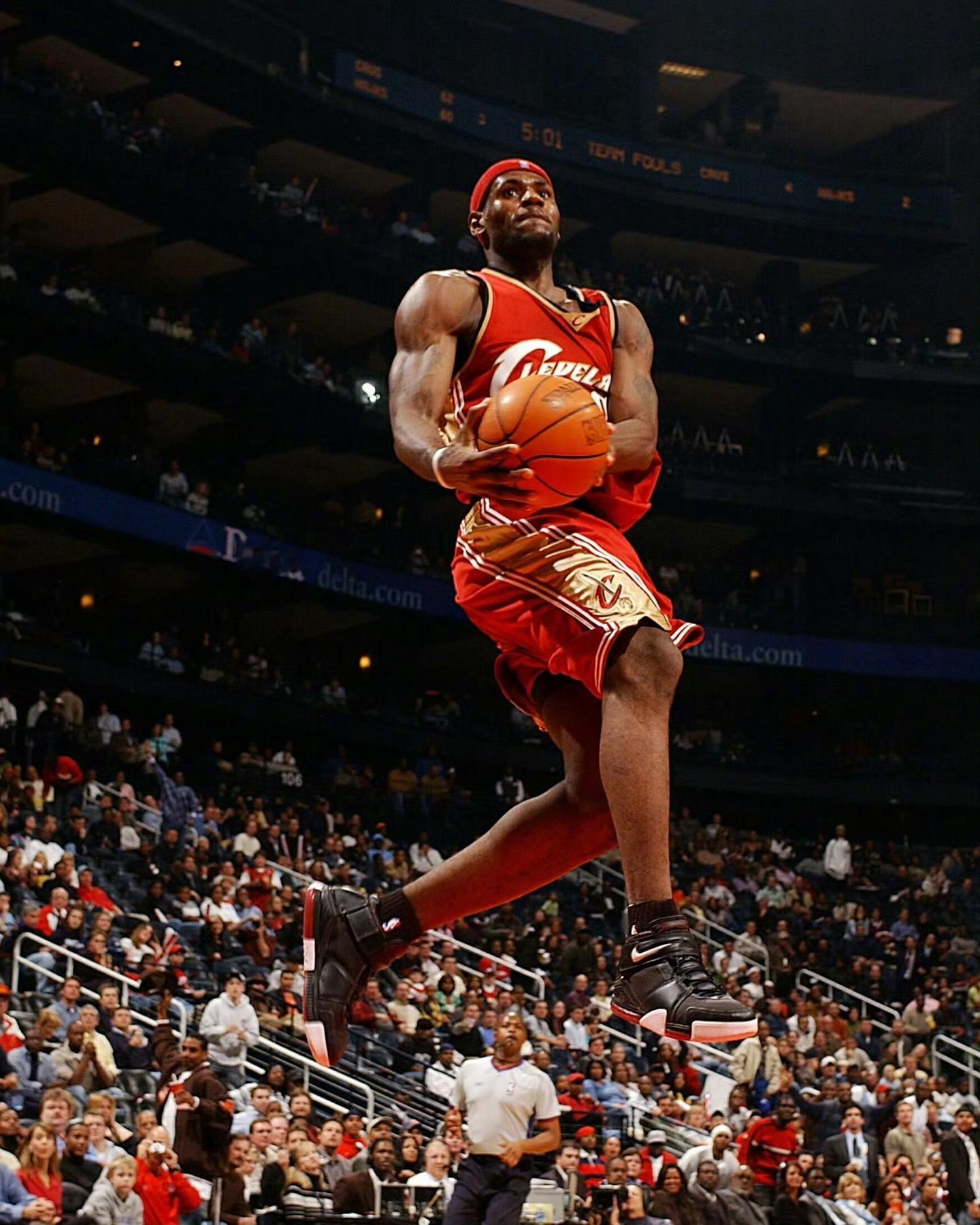 骑士詹姆斯克利夫兰骑士nba 在空中画个圈🏀 