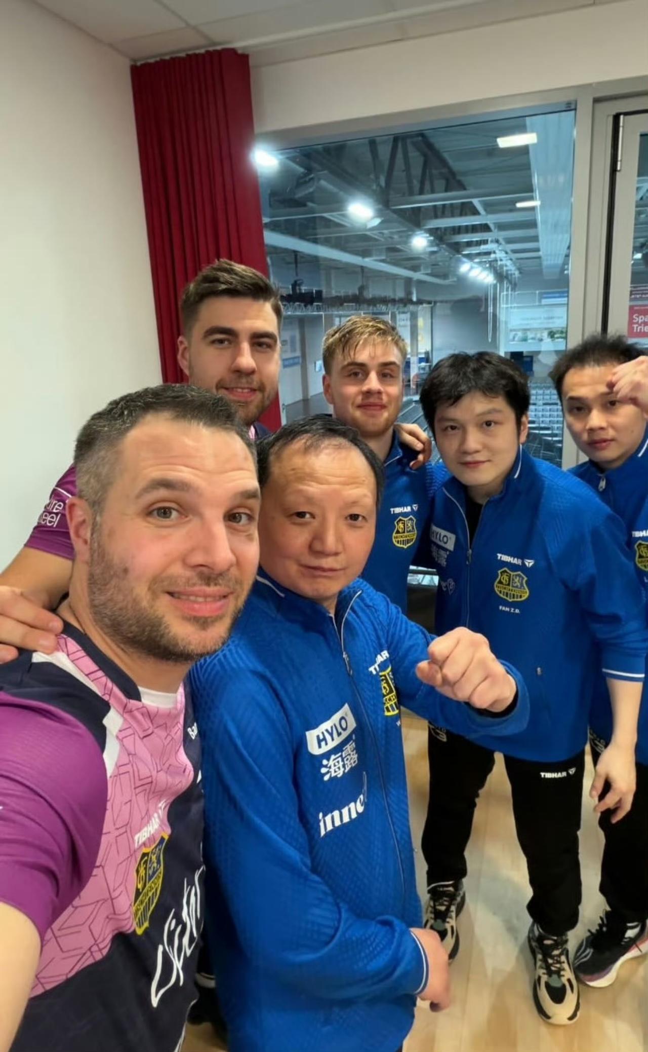 欧冠赛后一张美美的合影，
终于抱了一次大腿，
樊振东晋级欧冠四强…

2月14日