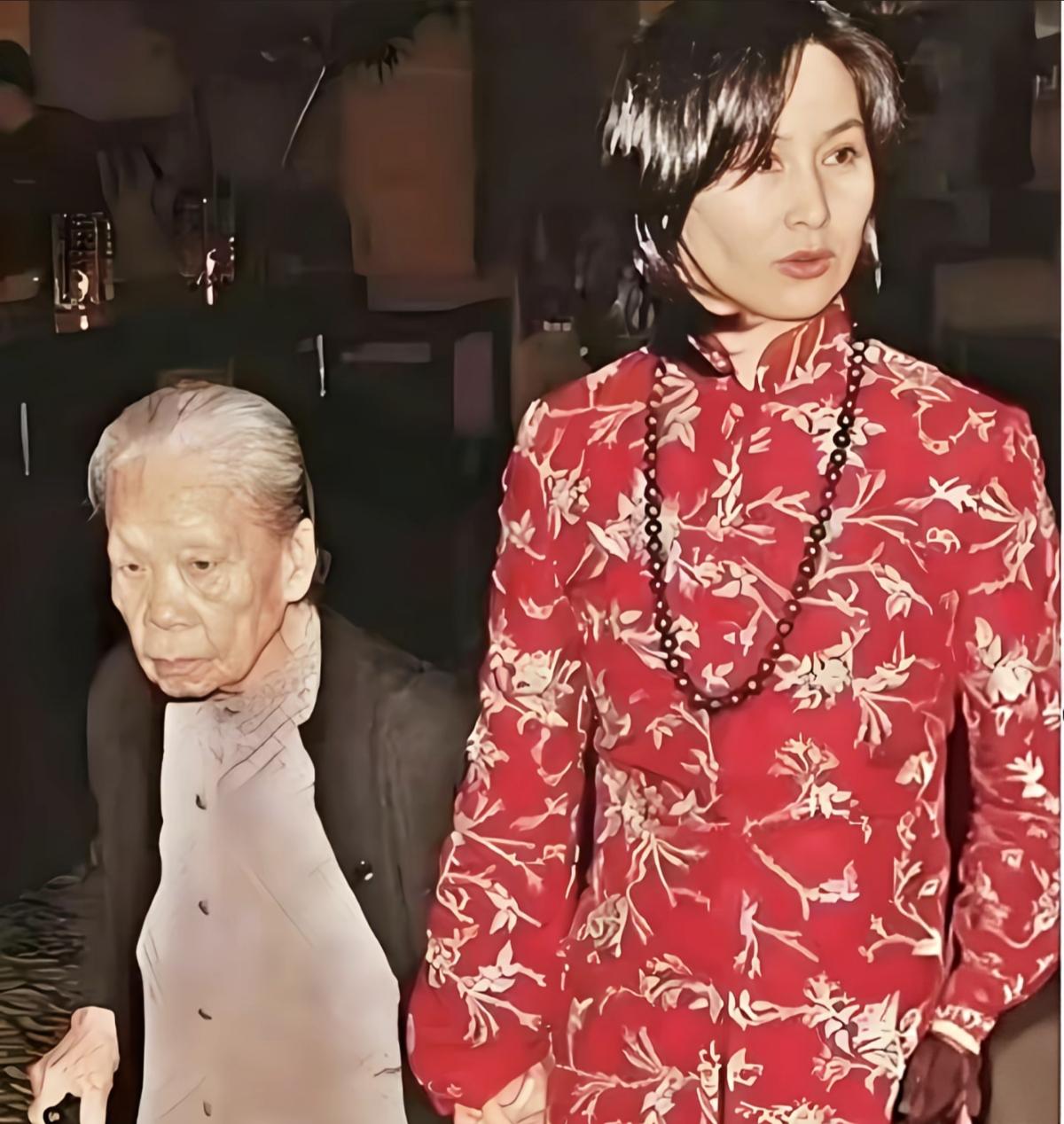 豪门也有温情，当保姆晶姐因年事已高向何超琼递交辞呈时，何超琼阻止了晶姐的离开，她