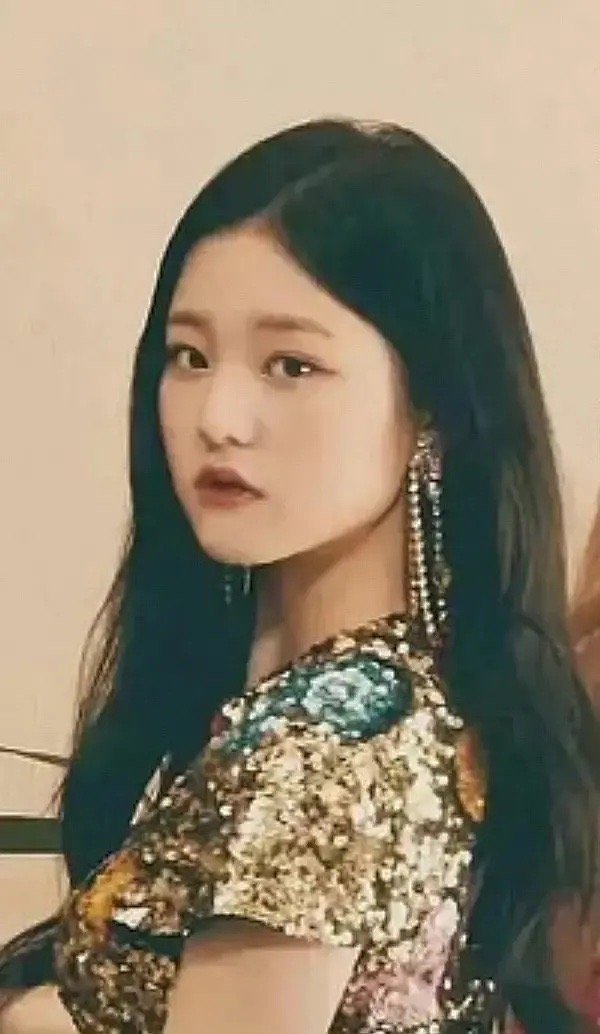 又一位原生脸疯狂长出血肉了。。。张元英虽然是站姐精修图，但没人会被安利吧。。 