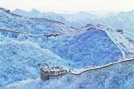 上联：雪拥千山银蛇舞
下联：风吹万水碧波涌