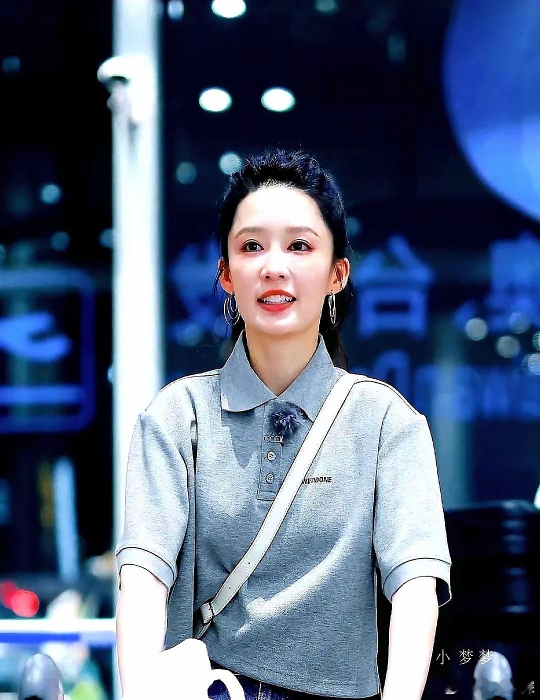 现在不允许轧戏了，不少演员为了多挣钱就跑去参加综艺。​拿李沁来说，4月底才进组拍