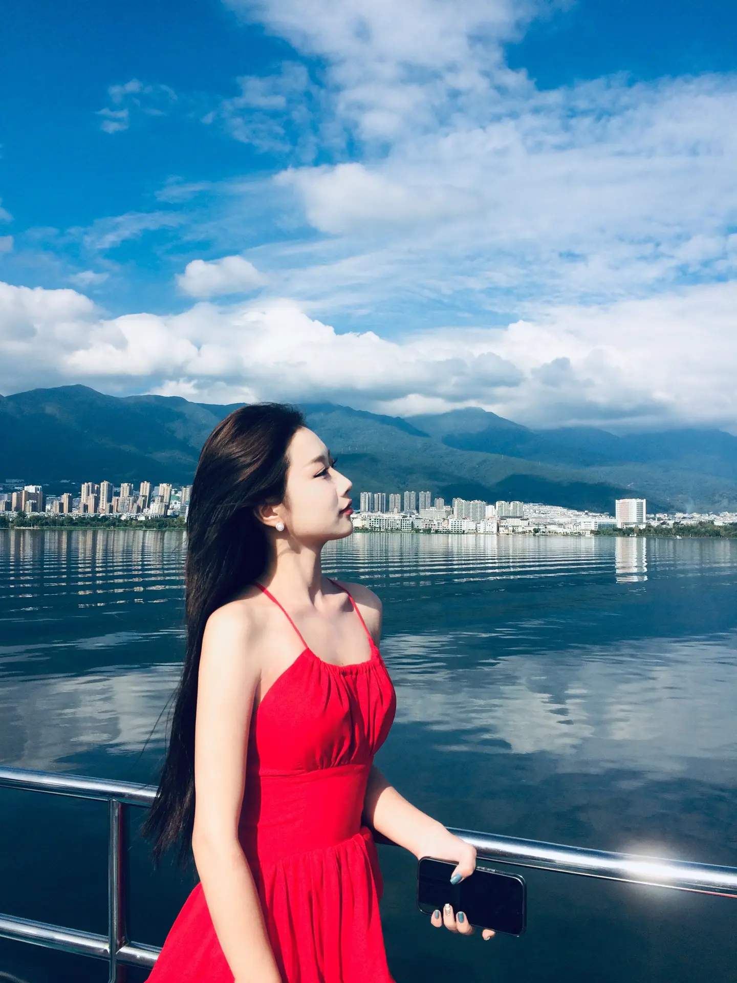 祝她铮铮，祝她昂扬，祝她不依附任何人活成最好的自己