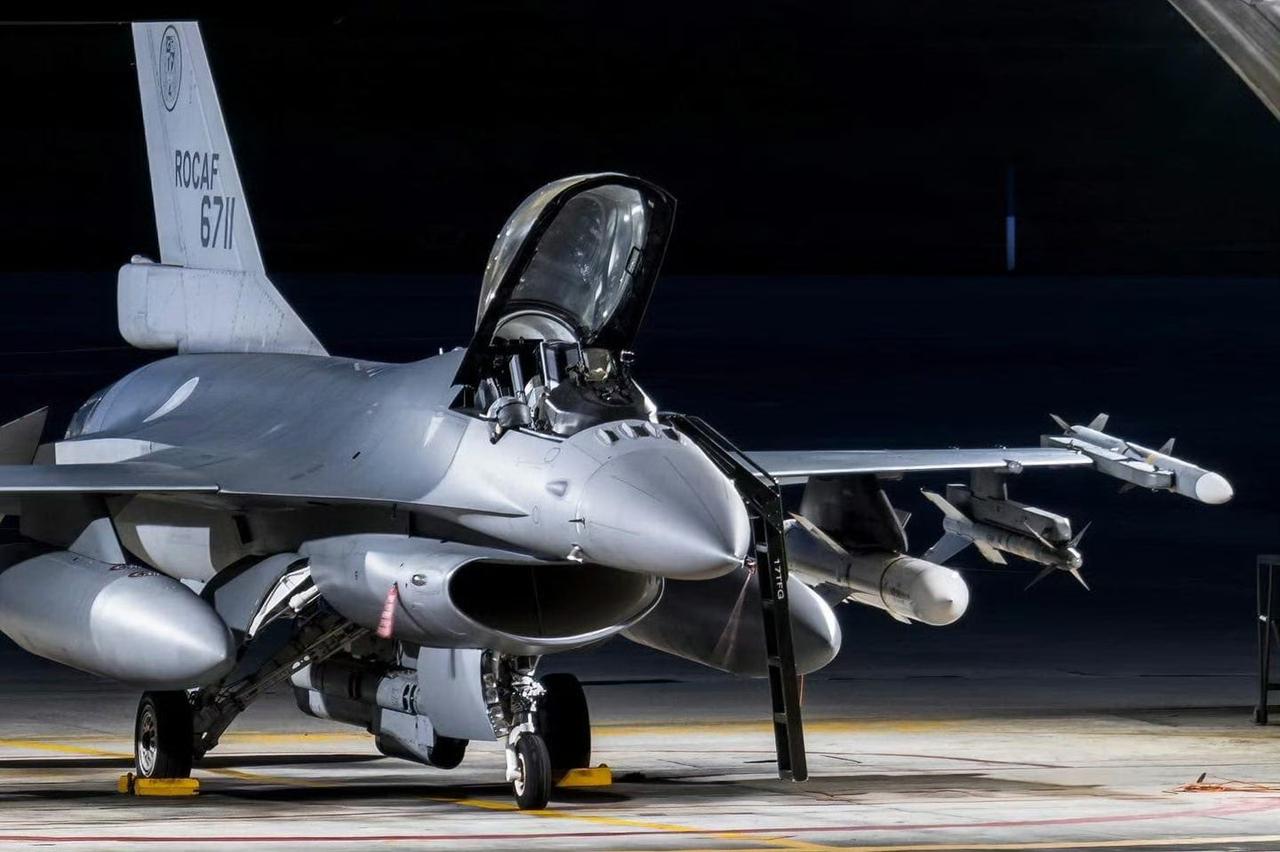 F16V后在嘉义4联队服役，垂尾可见4联队徽章；后转入花莲5联队服役。该图就摄于