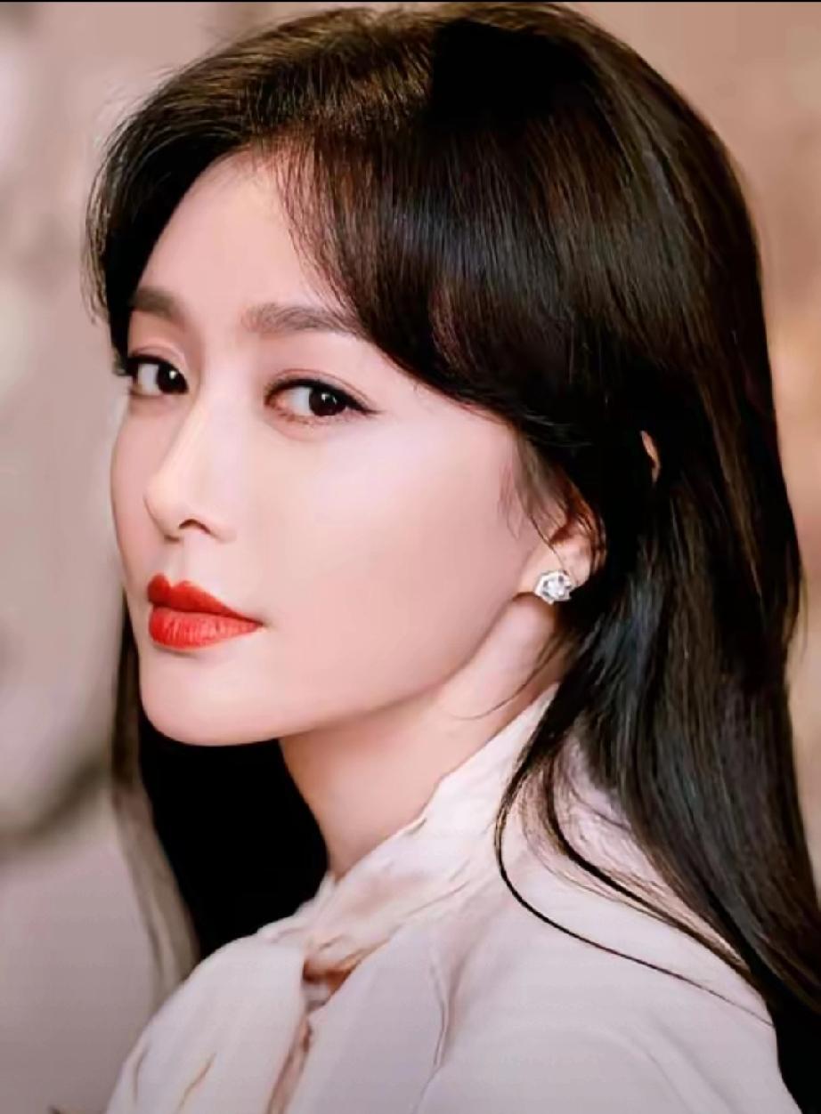 46岁秦岚健康亮红灯！身家过亿，终究抵不过身体透支
 
     46岁秦岚气质