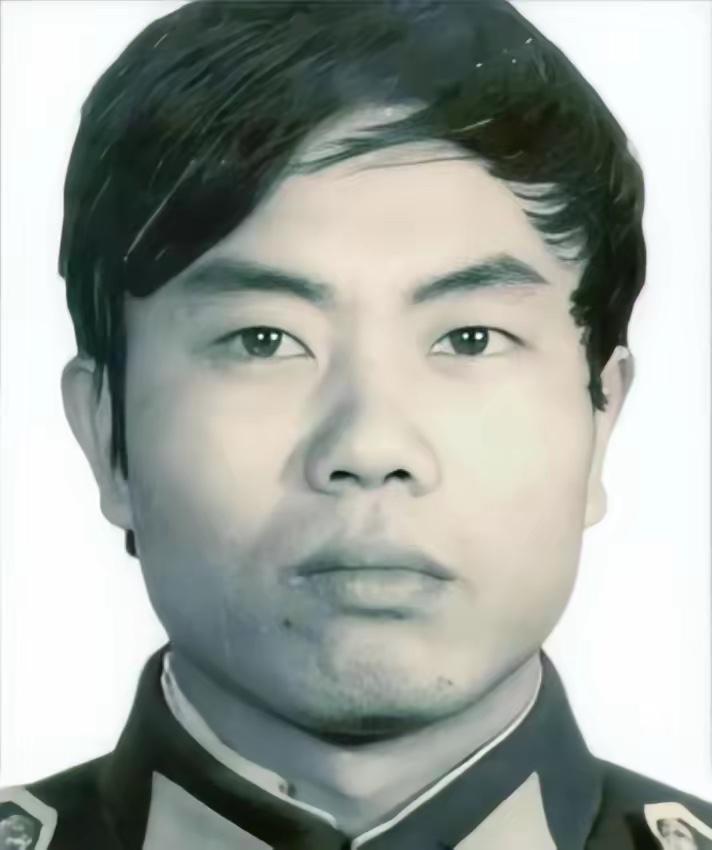 1987年，一位叫陈建军的警官，居然有纹身，更是有打牌，赌博的恶习，甚至还打骂老