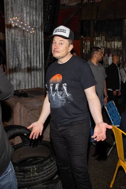 提醒一下，埃隆·马斯克冒着 5500 万美元个人资金的风险投资特斯拉...