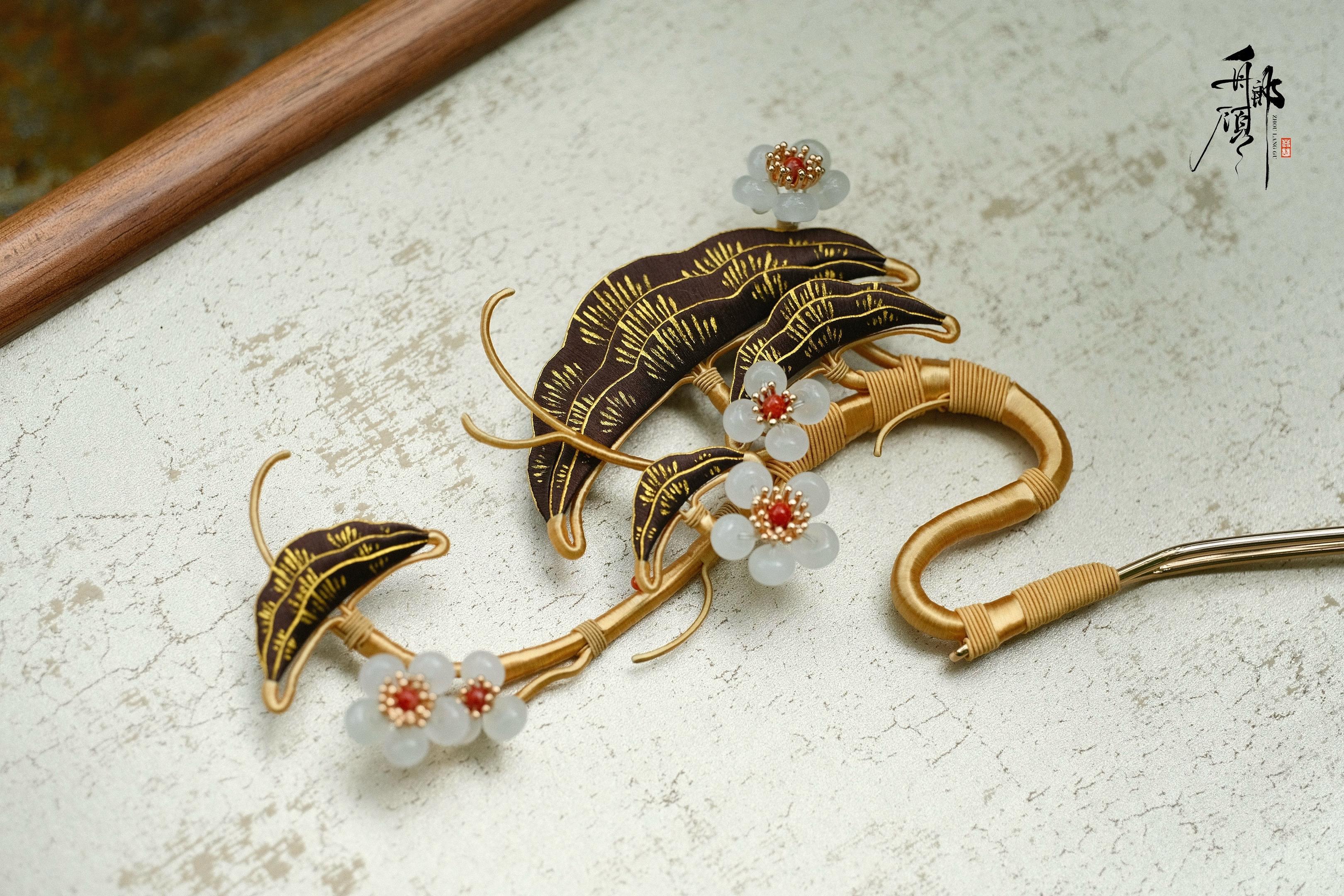 「 松间雪梅 」。算盘珠绑的小梅花，很多材质与缠花搭配都很妙。