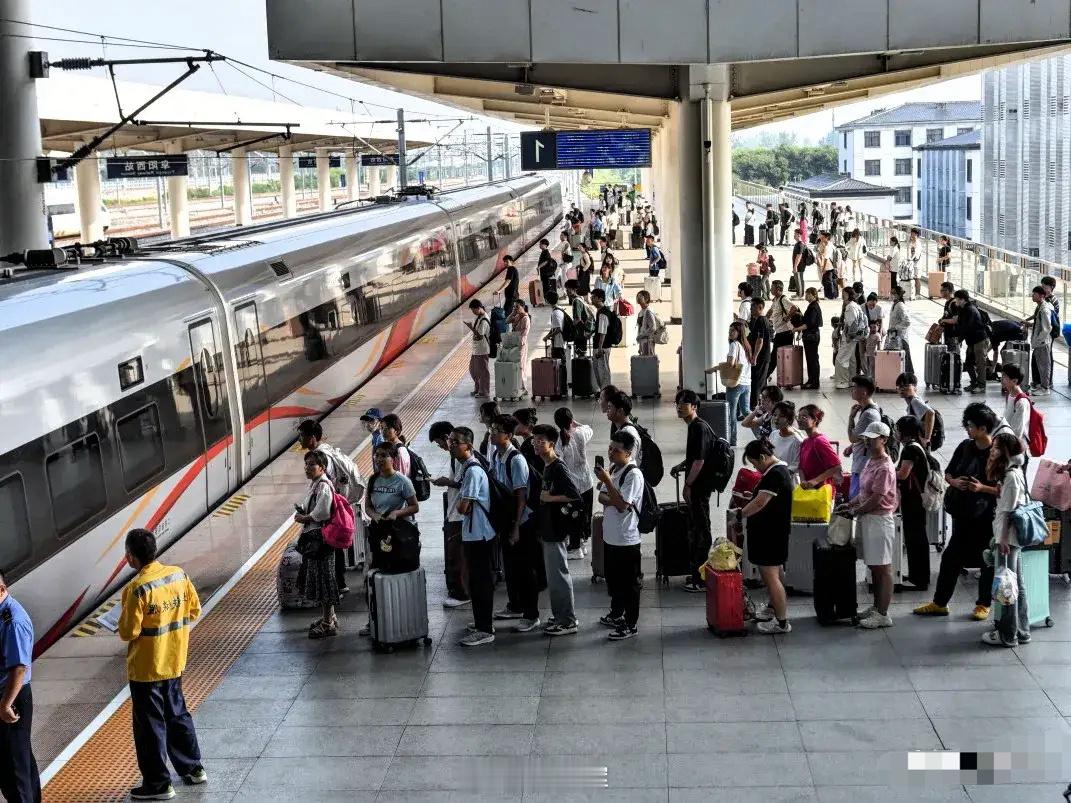 坐了这么多年高铁，这次算是彻底看明白第三方平台的套路了！第一，你在12306看到