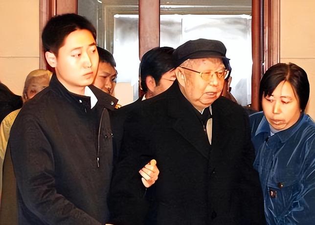2007年，华国锋最后一次去毛主席纪念堂，临走时高喊一句话，在场的人听了无不感动