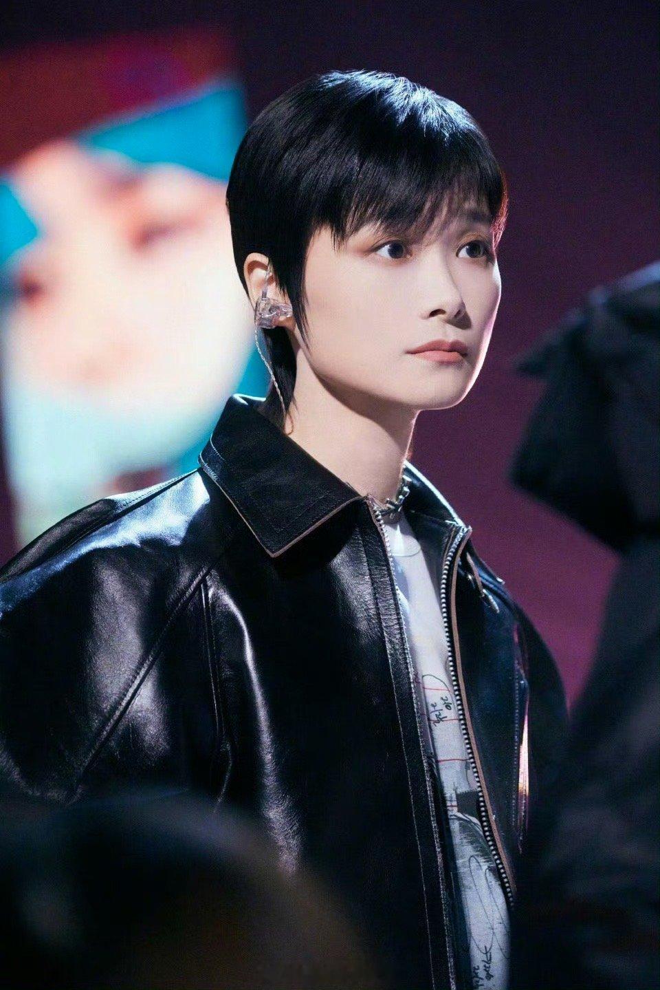 李宇春用rap回应质疑 李宇春真的不要太棒了啊，要不要这么惊艳的嘞，这个舞台我爱